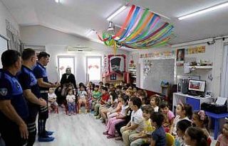 Miniklere trafikte uyulması gereken kuralları öğrettiler