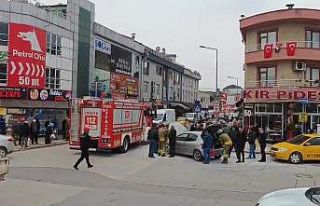 Motor kısmından yanan otomobile yangın tüpü ile...