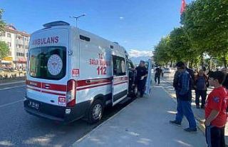 Motosiklet babaanne ile torununa çarptı: 3 yaralı