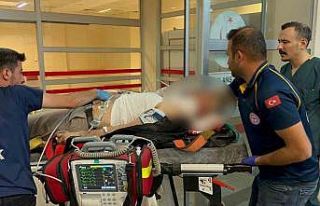 Motosiklet bariyerlere çarptı: 1 ağır yaralı