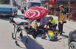 Motosiklet kazasında yaralanan yayayı güneşten...