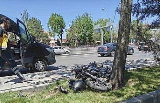 Motosiklet servise çarptı: 2 yaralı