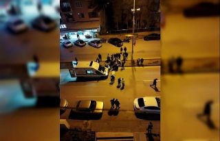 Motosiklet yolun karşısına geçen yayaya çarptı:...