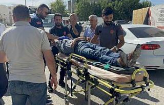 Motosikletin çarptığı yaya yaralandı