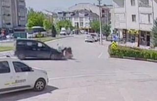 Motosikletli muhtarın karıştığı kaza kamerada