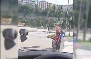 Motosiklette 4 kişilik tehlikeli yolculuk kamerada