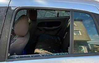 Muhtarın otomobiline saldırdılar