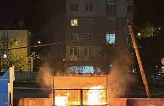 Muratlı Belediyesi’ne ait konteyner alev alev yandı