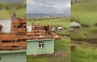 Muş’ta fırtına evlerin çatılarını uçurdu