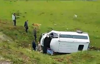 Mutki’de minibüs şarampole yuvarlandı: 2’si...