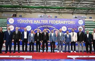 Naim Süleymanoğlu Spor Kompleksi’nde halter rüzgarı