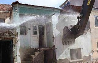 Nazilli’de metruk binalar yıkılıyor