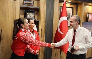 NÖHÜ mezunu milli sporculardan Rektör Uslu’ya...