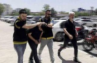 O anlar kamerada: Mezarlığa gelenlerin araçlarını...