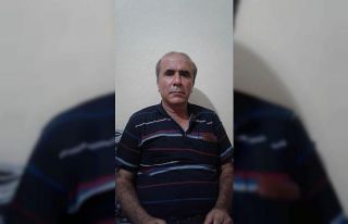 Odasında başından silahla vurulmuş halde ölü...