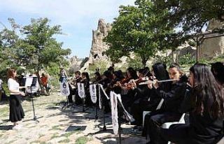 Öğrencilerden turistlere konser