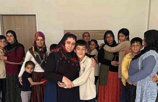 Okulda duygu dolu Anneler Günü etkinliği: Anneler,...