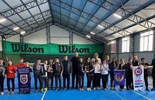 Okullar teniste yarıştı