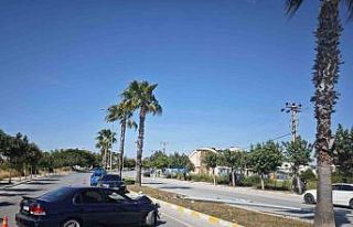 Önce kaldırıma, ardından direğe çarparak durabildi:...