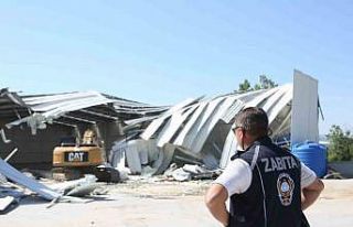 Onlar yapıyor, belediye yıkıyor