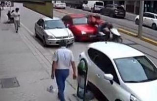 Önünde ilerleyen kuryeye çarptı, olay yerinden...