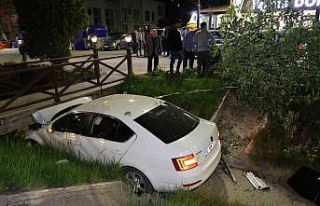 Önündeki araca çarpan otomobil su kanalındaki...