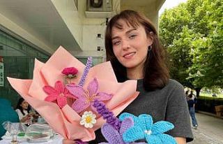 Örgü sanatıyla yapılan solmayan çiçekler