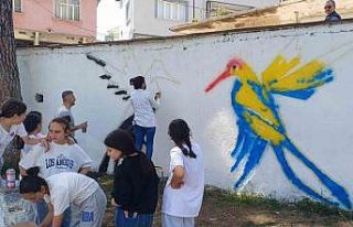 Ortaokul öğrencileri bahçe duvarlarını süsledi