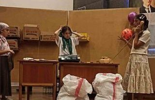Ortaokul öğrencilerinin tiyatro performansı tam...