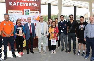 Oryantiring yarışmasına katılanlara tatlı ikram...