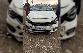 Otomobil 3 metre yükseklikteki köprüden uçtu:...