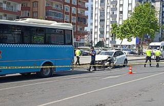 Otomobil halk otobüsüne çarptı: 9 yaralı