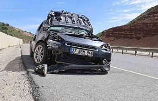 Otomobil istinat duvarına çarptı: 3 yaralı