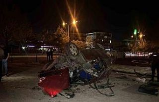 Otomobil kamyona çarpıp bahçeye uçtu: 2 yaralı