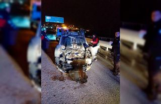 Otomobil köprü üzerinde takla attı, sürücü...