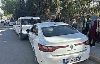 Otomobil park halindeki araçlara çarptı