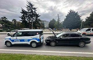 Otomobil, polis ekip otosuna arkadan çarptı