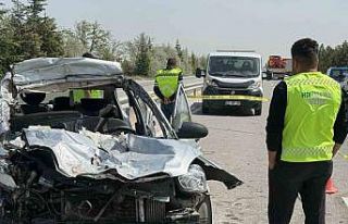 Otomobil tıra arkadan çarptı: 1 ölü, 4 yaralı