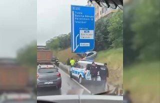 Otomobil trafik levhasına çarptı: 1 yaralı