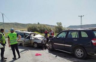 Otomobil ve cip kafa kafaya çarpıştı: 1’i ağır...