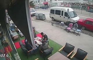 Otomobile çarpmamak için manevra yapan motosiklet...