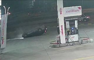 Otomobilin kaldırıma çarpıp ters döndüğü anlar...