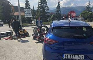 Otomobille çarpışan motosiklet sürücüsü yaralandı