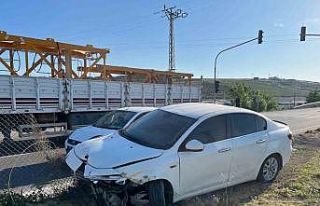Otomobille çarpışan motosikletin sürücüsü yaralandı