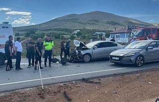 Otomobiller çarpıştı: 6 yaralı