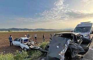 Otomobillerin hurdaya döndüğü kazada yaralılardan...