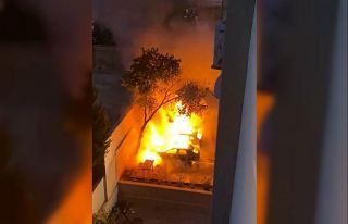 Otoparktaki 2 lüks araç yanarak küle döndü