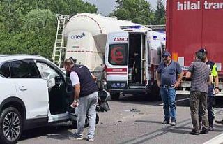 Otoyolda 3 araç çarpıştı: 4 yaralı