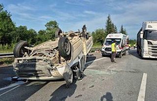 Otoyolda lastiği patlayan pikap takla attı: 3 yaralı