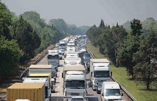 Otoyolda lastiği patlayan tır, bariyerlere çarptı:...